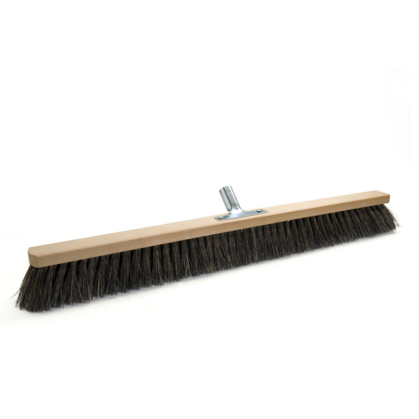 Arengasaalbesen 60 cm, Körper: Holz unlackiert, Borsten: Arenga | mit Stielhalter Metall Arengasaalbesen 60 cm, Körper: Holz unlackiert, Borsten: Arenga | mit Stielhalter Metall