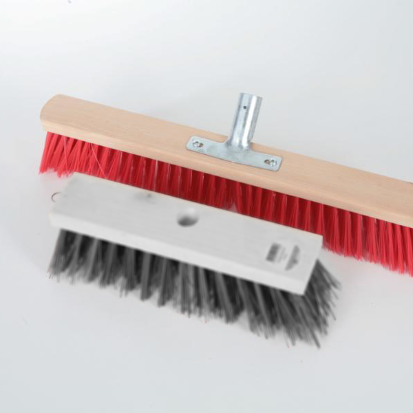 Straßenbesen 60 cm, Körper: Holz, Borsten: Elaston rot | mit Stielhalter Metall Straßenbesen 60 cm, Körper: Holz, Borsten: Elaston rot | mit Stielhalter Metall