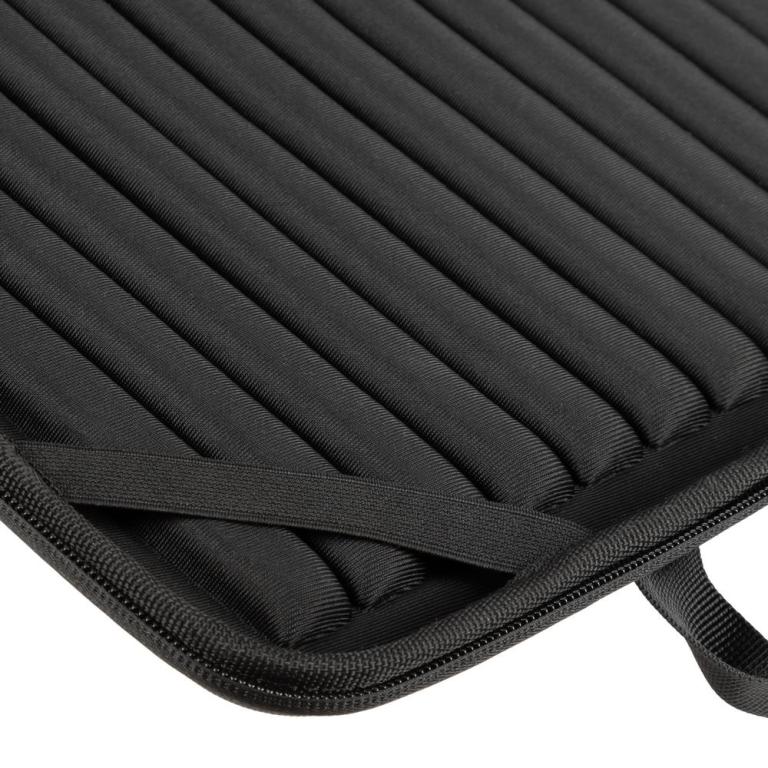 Image RIVACASE 5130 14 und MacBook Air 15 schwarz