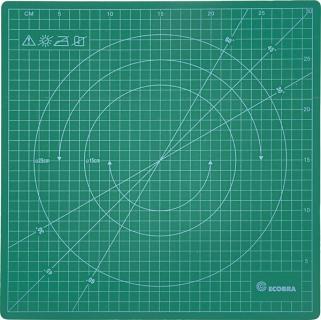 Rotierende Schneidematte 31,5x31,5cm, grün, 6-lagig, Skalierung 30 x 30 cm.
