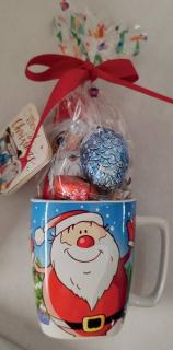 Windel Weihnachtstasse gefüllt mit verschiedenen Leckereien